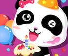 赤ちゃんパンダと幸せな誕生日パーティー