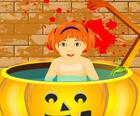 Къпане на малко дете на Хелоуин